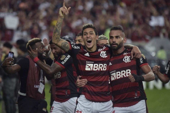 Pedro comemora o gol que deu a ele temporariamente a artilharia isolada da Libertadores com oito gols -  (crédito: MAURO PIMENTEL/AFP)