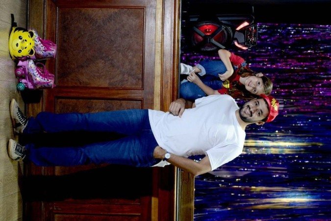  09/08/2022 Cr..dito: Marcelo Ferreira/CB/D.A Press. Brasil. Brasilia - DF - Editorial Dia dos Pais. Victor com os filhos Thiago e Catarina Cortopassi.
    