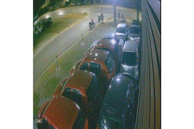 Motociclistas chutam e esfaqueiam homem em situação de rua por suposta tentativa de furto das motos - (crédito: PCDF/Divulgação) Motociclistas chutam e esfaqueiam homem em situação de rua por suposta tentativa de furto das motos - (crédito: PCDF/Divulgação)
