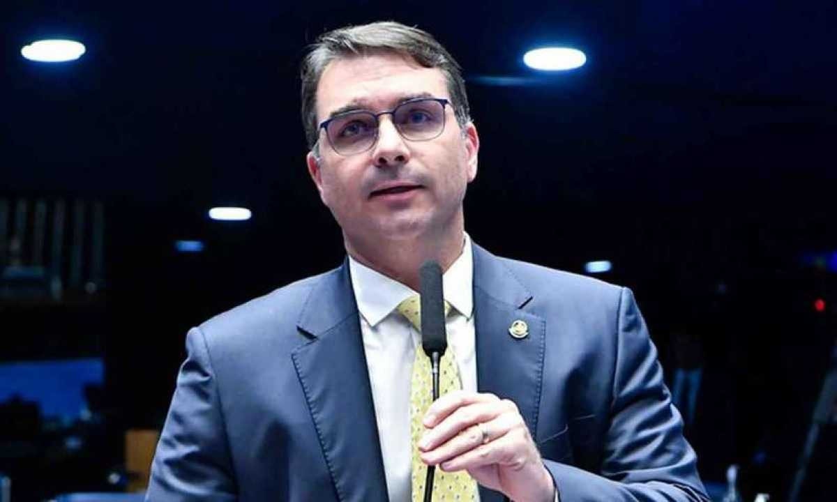 Flávio Bolsonaro é multado em R$ 5 mil por fake news contra Lula