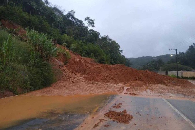 Há registros de chuvas intensas, alagamentos, deslizamentos e granizo que atingiram residências - (crédito: CBMSC/Divulgação) Há registros de chuvas intensas, alagamentos, deslizamentos e granizo que atingiram residências - (crédito: CBMSC/Divulgação)