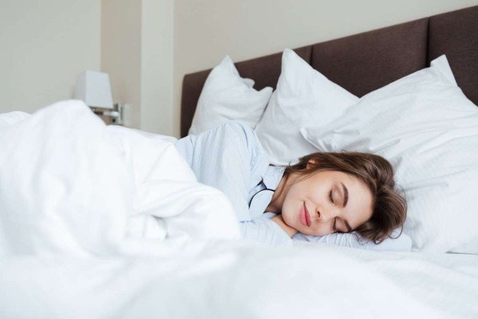 Foto de uma jovem alegre vestida de pijama está na cama em casa sob um cobertor dormindo.
- (crédito: freepik/drobotdean) Foto de uma jovem alegre vestida de pijama está na cama em casa sob um cobertor dormindo.
- (crédito: freepik/drobotdean)