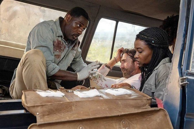 A fera: Elba, com Sharlto Copley e Iyana Halley 