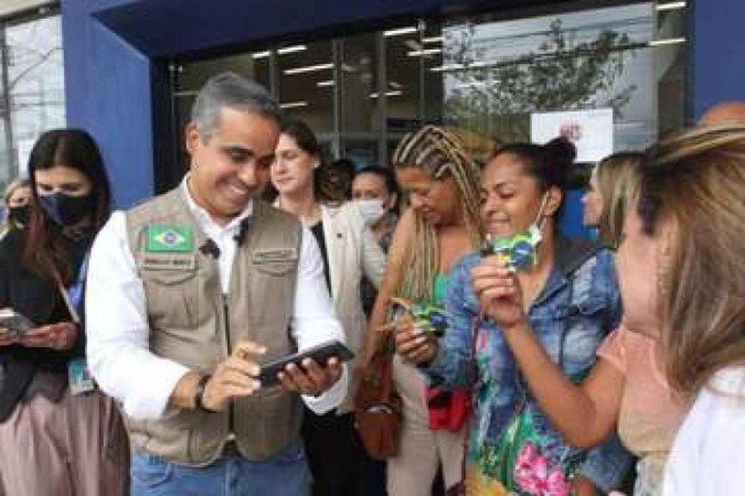 Ronaldo Bento, ministro da Cidadania, atende populares durante visita a uma agência da Caixa em BH - (crédito: Jair Amaral/EM/DA Press) Ronaldo Bento, ministro da Cidadania, atende populares durante visita a uma agência da Caixa em BH - (crédito: Jair Amaral/EM/DA Press)