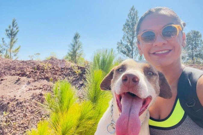 Anna e seu cachorro Ben, vítima de tentativa de envenenamento - (crédito: Arquivo pessoal) Anna e seu cachorro Ben, vítima de tentativa de envenenamento - (crédito: Arquivo pessoal)