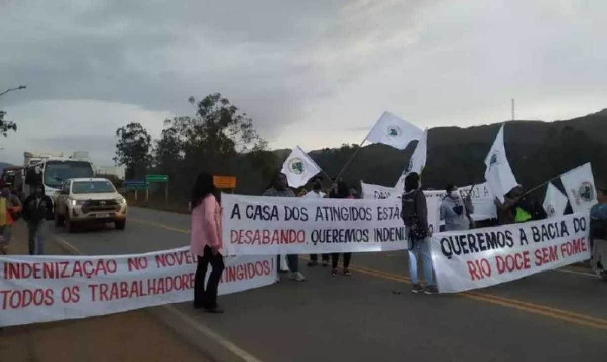 Atingidos pela lama da Samarco protestam e fecham rodovia em Mariana