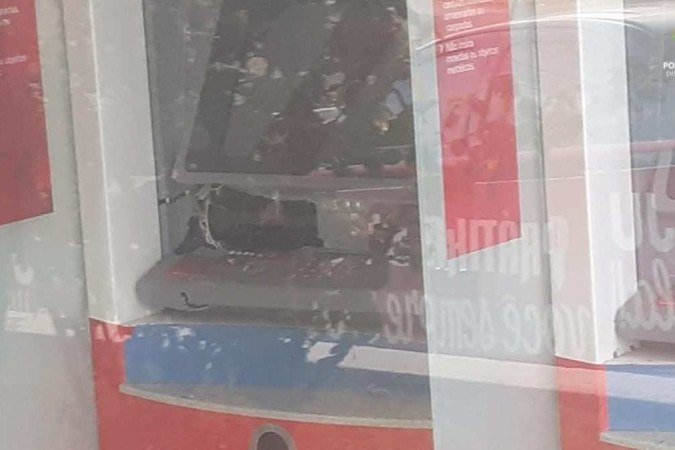 Explosivos foram encontrados pela PMDF em uma agência bancária de Samambaia, na manhã desta quinta-feira (11/8) - (crédito: Divulgação/PMDF) Explosivos foram encontrados pela PMDF em uma agência bancária de Samambaia, na manhã desta quinta-feira (11/8) - (crédito: Divulgação/PMDF)