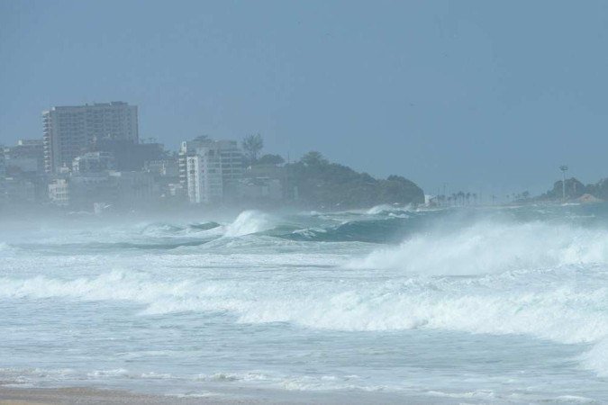Ressaca na orla do Leblon, na zona sul, após passagem de frente fria pelo Rio de Janeiro -  (crédito: Tomaz Silva/Agência Brasil)