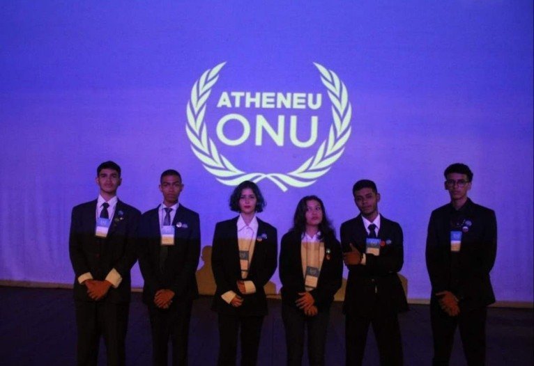 estudantes participando da simulação da ONU