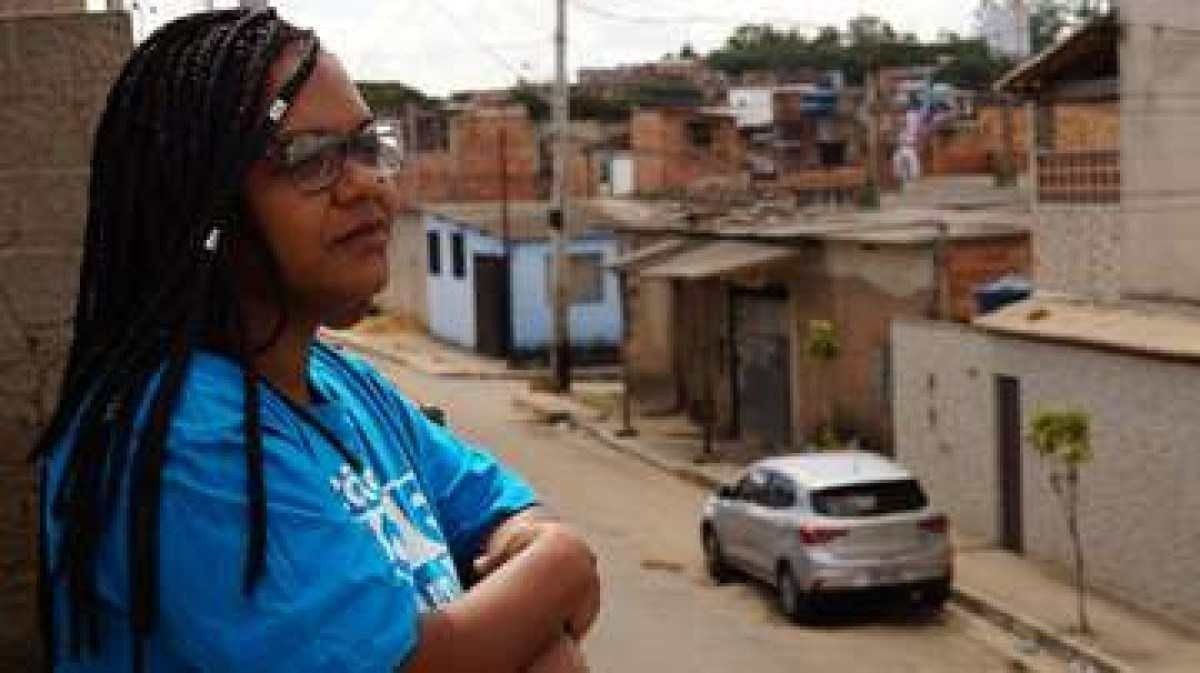 Luuh Dandara na comunidade Dandara usando a camisa do projeto "Corre Criativo" Luuh Dandara na comunidade Dandara usando a camisa do projeto "Corre Criativo"