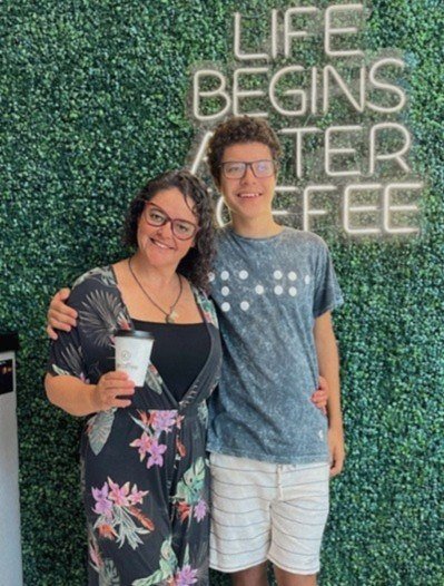 Elisangela ao lado do filho