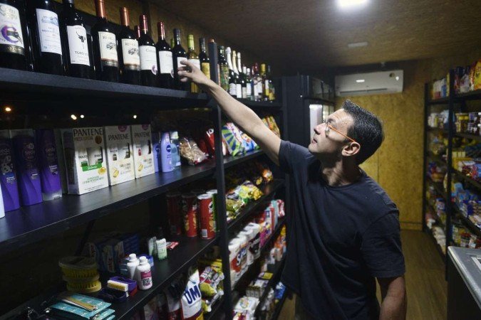 Produtos oferecidos são diversos, desde limpeza a bebidas alcoólicas