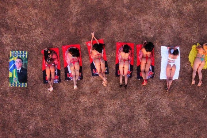 Candidatas ao Bumbum da Capital tomam sol em frente ao Congresso - (crédito: Divulgação) Candidatas ao Bumbum da Capital tomam sol em frente ao Congresso - (crédito: Divulgação)