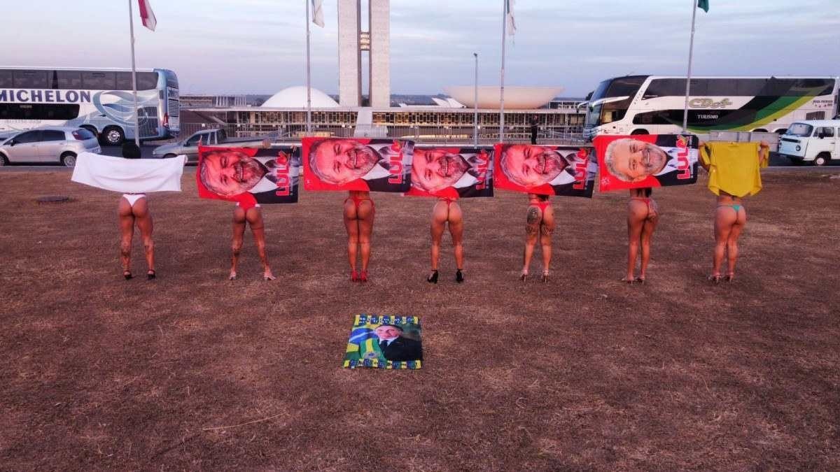 Candidatas ao Bumbum da Capital tomam sol em frente ao Congresso - (crédito: Divulgação)