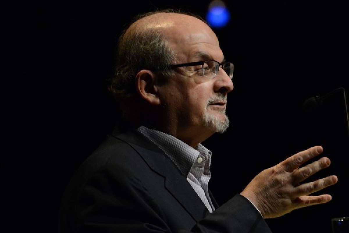 Salman Rushdie mostra primeiros sinais de recuperação após ser esfaqueado