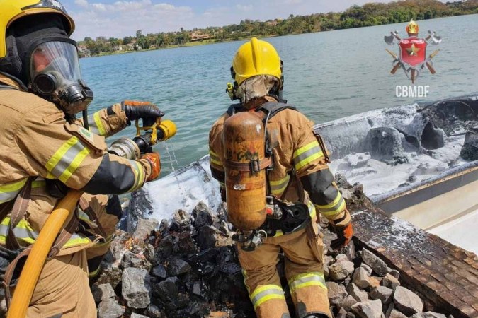 Bombeiros em ação na contenção do incêndio de uma lancha na orla da MI 3 do Lago Norte -  (crédito: CBM-DF/Divulgação)