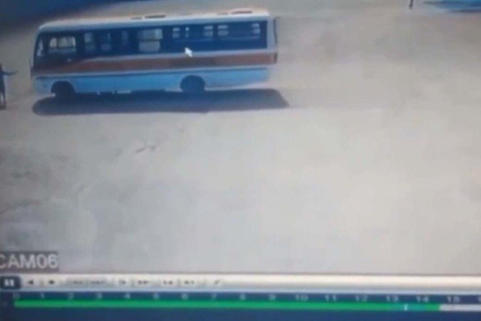 Funcionária faz gesto para impedir avanço de ônibus contra outro em garagem da empresa - (crédito: Reprodução/Redes sociais) Funcionária faz gesto para impedir avanço de ônibus contra outro em garagem da empresa - (crédito: Reprodução/Redes sociais)
