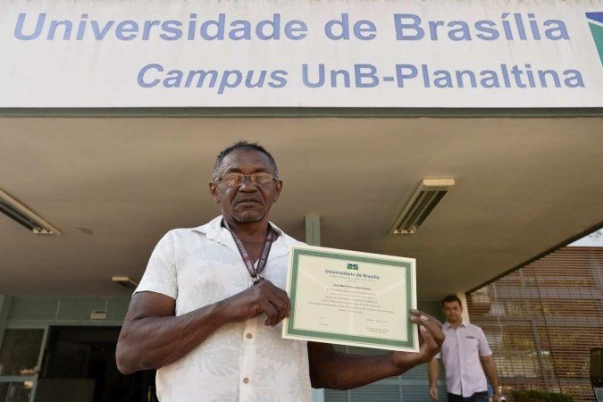 Aos 60 anos, o ex-flanelinha José Mário Silva dos Santos se forma em gestão ambiental na UnB, comprovando que a democratização do acesso ao ensino superior no Brasil pode e deve ser um mecanismo de emancipação. -  (crédito: Minervino Júnior/CB/D.A.Press)