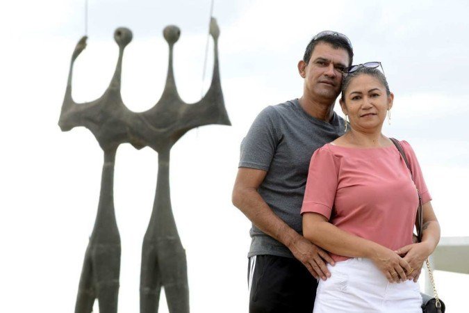 José apresenta a Praça dos Três Poderes à esposa, Lucineide 