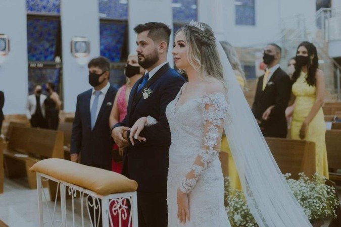 Suellen e Paulo Henrique iam se casar no início da pandemia, mas a cerimônia só aconteceu meses depois e com restrições
