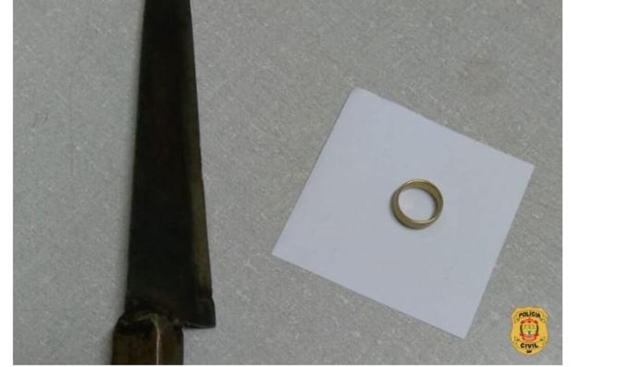 Os dois suspeitos foram flagrados com a aliança da vítima e a faca utilizada no assalto -  (crédito: PCDF/Divulgação)