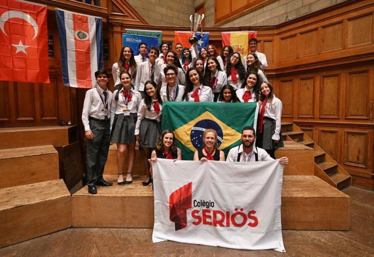 Escola brasiliense vence competição internacional de idioma na Inglaterra