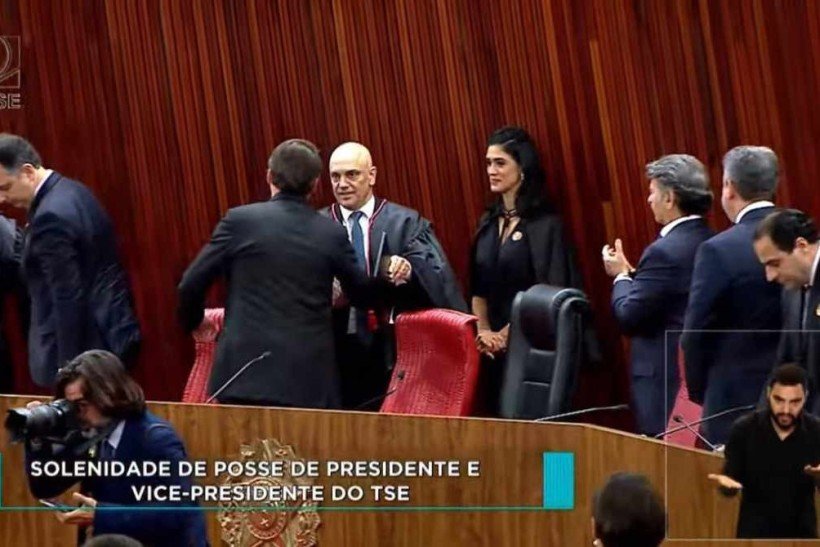 Momento em que Alexandre de Moraes e Jair Bolsonaro se cumprimentam 