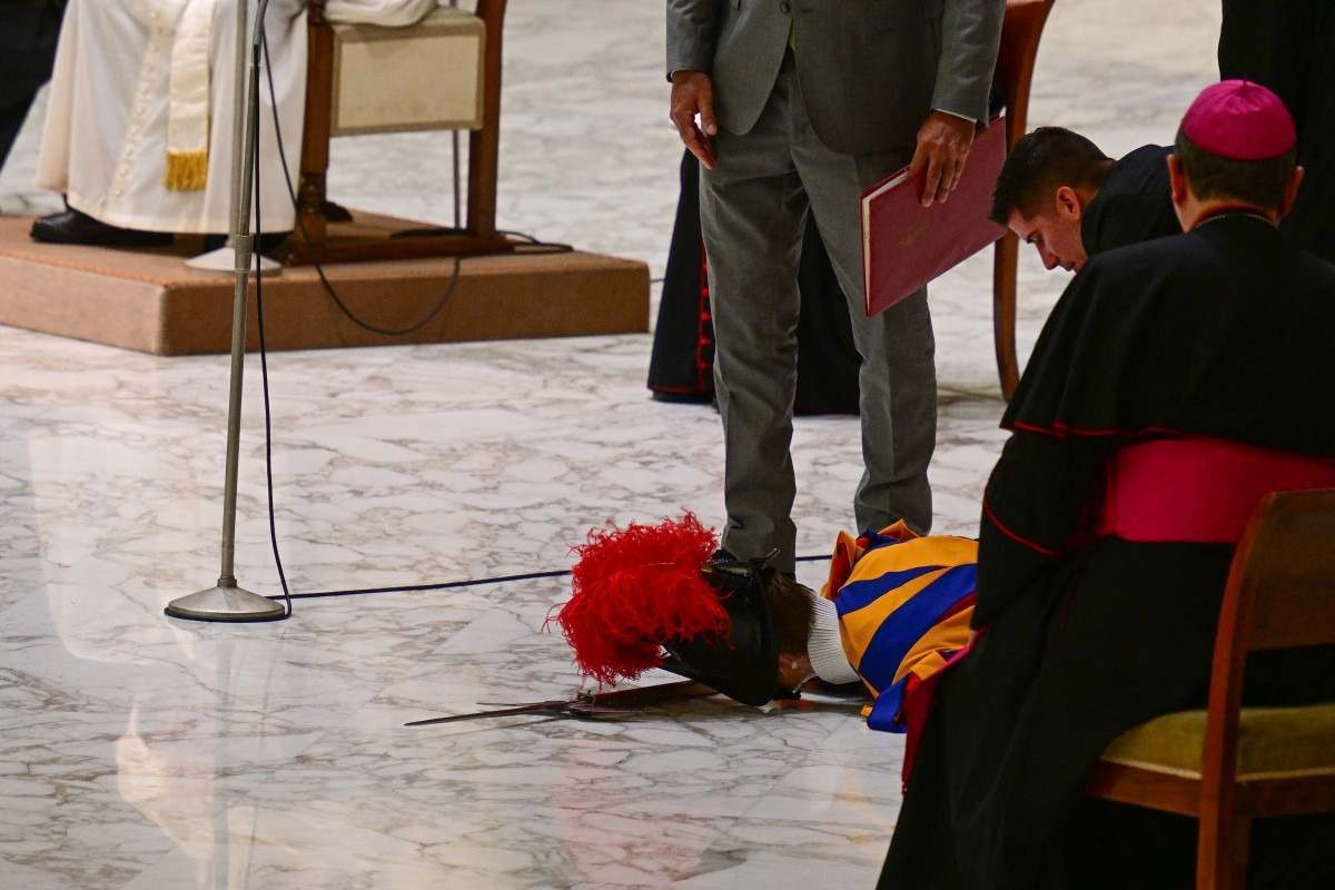 Guarda suíço desmaia durante audiência com o papa Francisco 