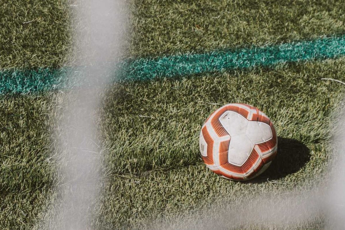 Campeonato Inglês estuda proibir cabeceio na bola em seus jogos