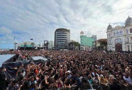 João Gomes leva multidão ao Marco Zero, no Recife, para gravação de DVD