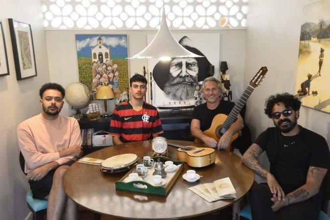  17/08/2022. Crédito: Minervino Júnior/CB/D.A Press. Brasil.  Brasilia - DF. Aretistas que levam música como forma de aprendizado para escolas públicas. Nelson Latif, João Mansur(cam flamengo), Ismael Rattis(cam preta) e João Victor(cam rosa).