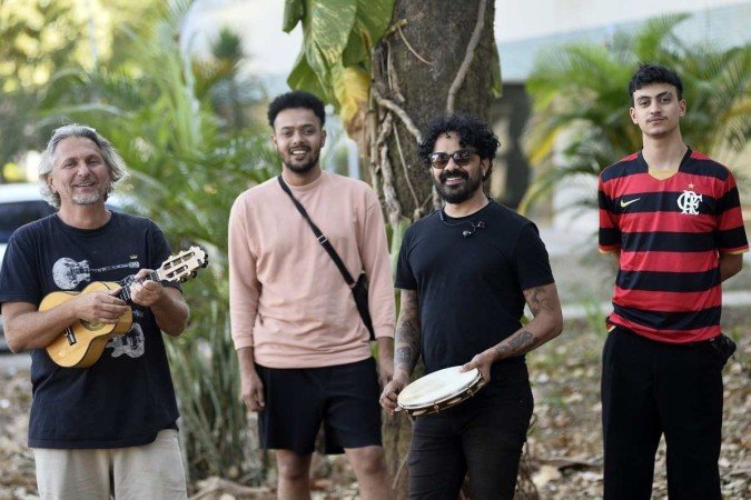  17/08/2022. Cr&eacute;dito: Minervino J&uacute;nior/CB/D.A Press. Brasil.  Brasilia - DF. Aretistas que levam m&uacute;sica como forma de aprendizado para escolas p&uacute;blicas. Nelson Latif, Jo&atilde;o Mansur(cam flamengo), Ismael Rattis(cam preta) e Jo&atilde;o Victor(cam rosa).