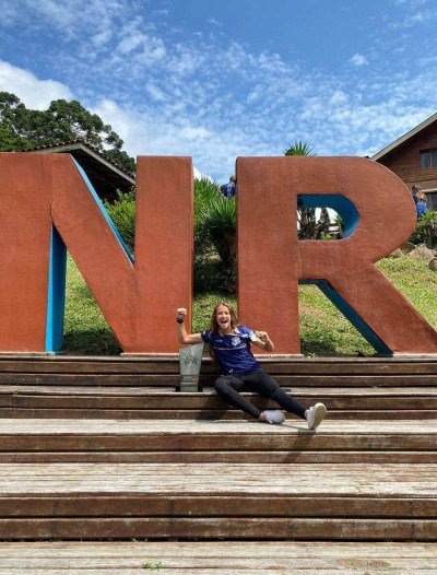 Na foto maior, Vit&oacute;ria e o time Central Baptist. Na sequ&ecirc;ncia, em momentos de descontra&ccedil;&atilde;o e na formatura na Escola das Na&ccedil;&otilde;es 