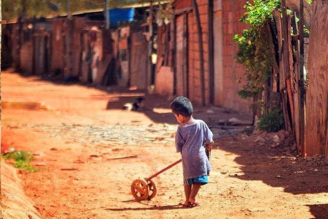 Auxílio não chega aos moradores de rua ou de regiões mais pobres -  (crédito:  Ed Alves/CB)