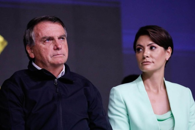 Governo Bolsonaro tentou trazer ilegalmente joias de R$ 16,5 milhões para  Michelle, diz jornal