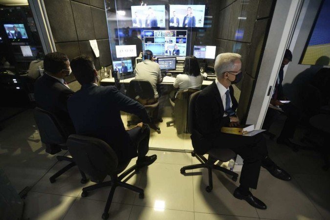 Os advogados Carlos Mário Velloso Filho, Miguel Jabour Júnior 
e Sidney Neves acompanharam o debate para garantir as regras