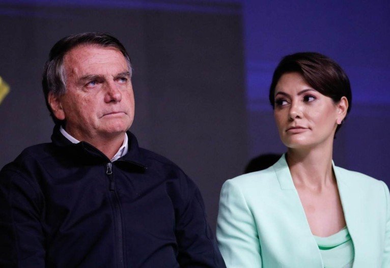 Tenho tudo isso e n&atilde;o estava sabendo?", ironiza Michelle Bolsonaro sobre  joias