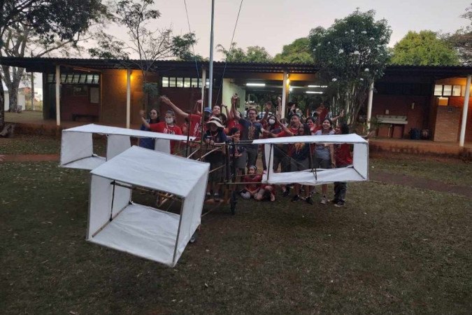 Modelo do avião 14Bis foi construído por grupo de escoteiros para apresentação no evento Aeromosquito Show -  (crédito: Arquivo pessoal)