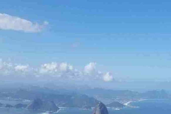 Marjona Khasanova, de verde, no Cristo Redentor, Rio de Janeiro