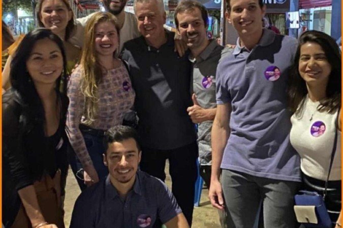 O ex-governador do DF passou por diversos bares da Asa Norte para conversar com eleitores -  (crédito: Reprodução/Instagram @rollembergpsb)