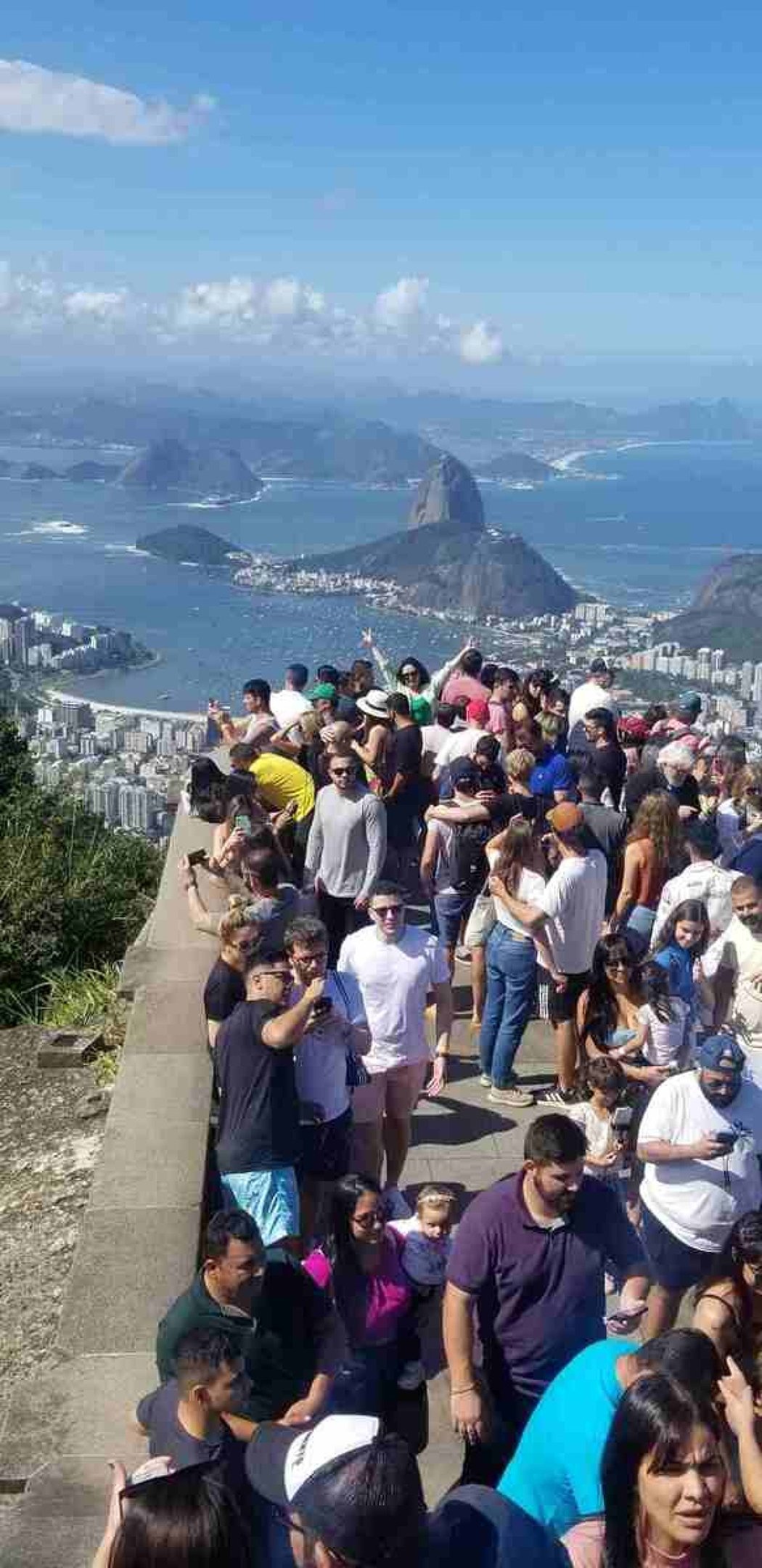 Marjona Khasanova, de verde, no Cristo Redentor, Rio de Janeiro