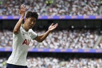 Tottenham Hotspur's South Korean striker Son Heung-Min jestures at the crowd near the end of the second half during the English Premier League football match between Tottenham Hotspur and Wolverhampton Wanderers at Tottenham Hotspur Stadium in London, on August 20, 2022.
Ian Kington / AFP -  (crédito: Ian Kington / AFP)