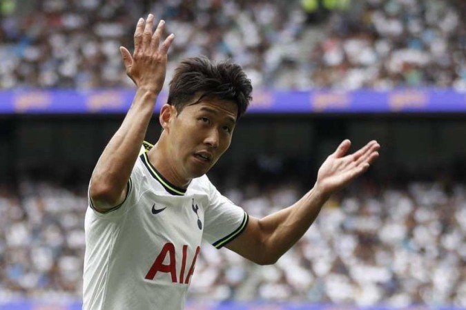 Tottenham Hotspur's South Korean striker Son Heung-Min jestures at the crowd near the end of the second half during the English Premier League football match between Tottenham Hotspur and Wolverhampton Wanderers at Tottenham Hotspur Stadium in London, on August 20, 2022.
Ian Kington / AFP - (crédito: Ian Kington / AFP) Tottenham Hotspur's South Korean striker Son Heung-Min jestures at the crowd near the end of the second half during the English Premier League football match between Tottenham Hotspur and Wolverhampton Wanderers at Tottenham Hotspur Stadium in London, on August 20, 2022.
Ian Kington / AFP - (crédito: Ian Kington / AFP)