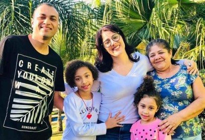 Maria Aparecida Duarte (à direita), com a filha, o genro e as duas netas. Para familares, compensação monetária não extingue a saudade -  (crédito: Arquivo Pessoal)