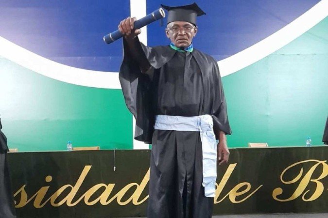 O ex-lavador de carros, durante a formatura na UnB: sonho realizado