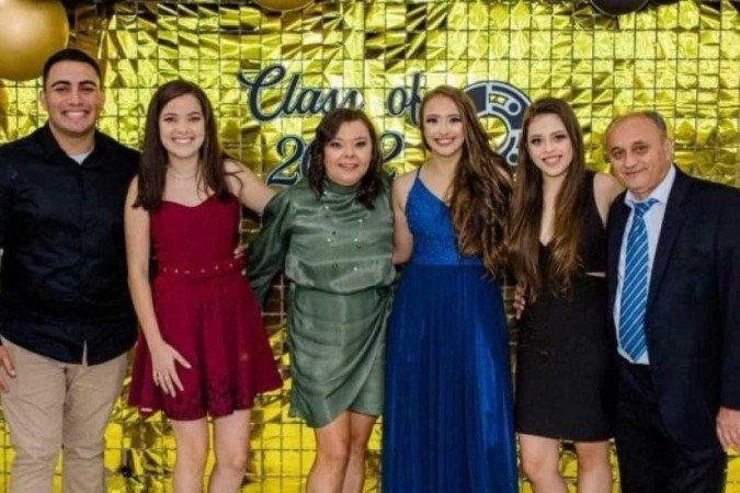 Vit&oacute;ria e a irm&atilde;, Luana, cercada pelos pais, Ana Cleide e Ant&ocirc;nio Gilson, durante sua formatura na Escola das Na&ccedil;&otilde;es 