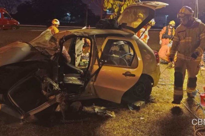 Homem fica preso às ferragens ao derrubar poste na EPIA, sentido Park Shopping - (crédito: CBMDF/Divulgação) Homem fica preso às ferragens ao derrubar poste na EPIA, sentido Park Shopping - (crédito: CBMDF/Divulgação)