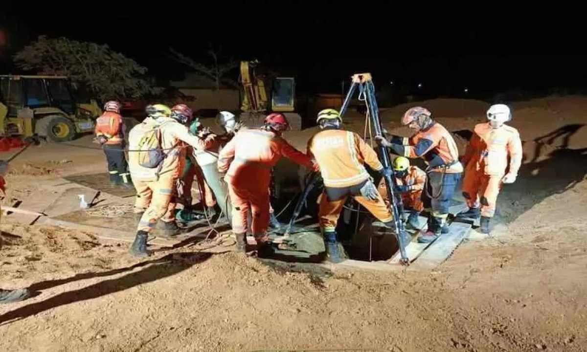 Criança que caiu em buraco morre minutos após ser resgatada em MG