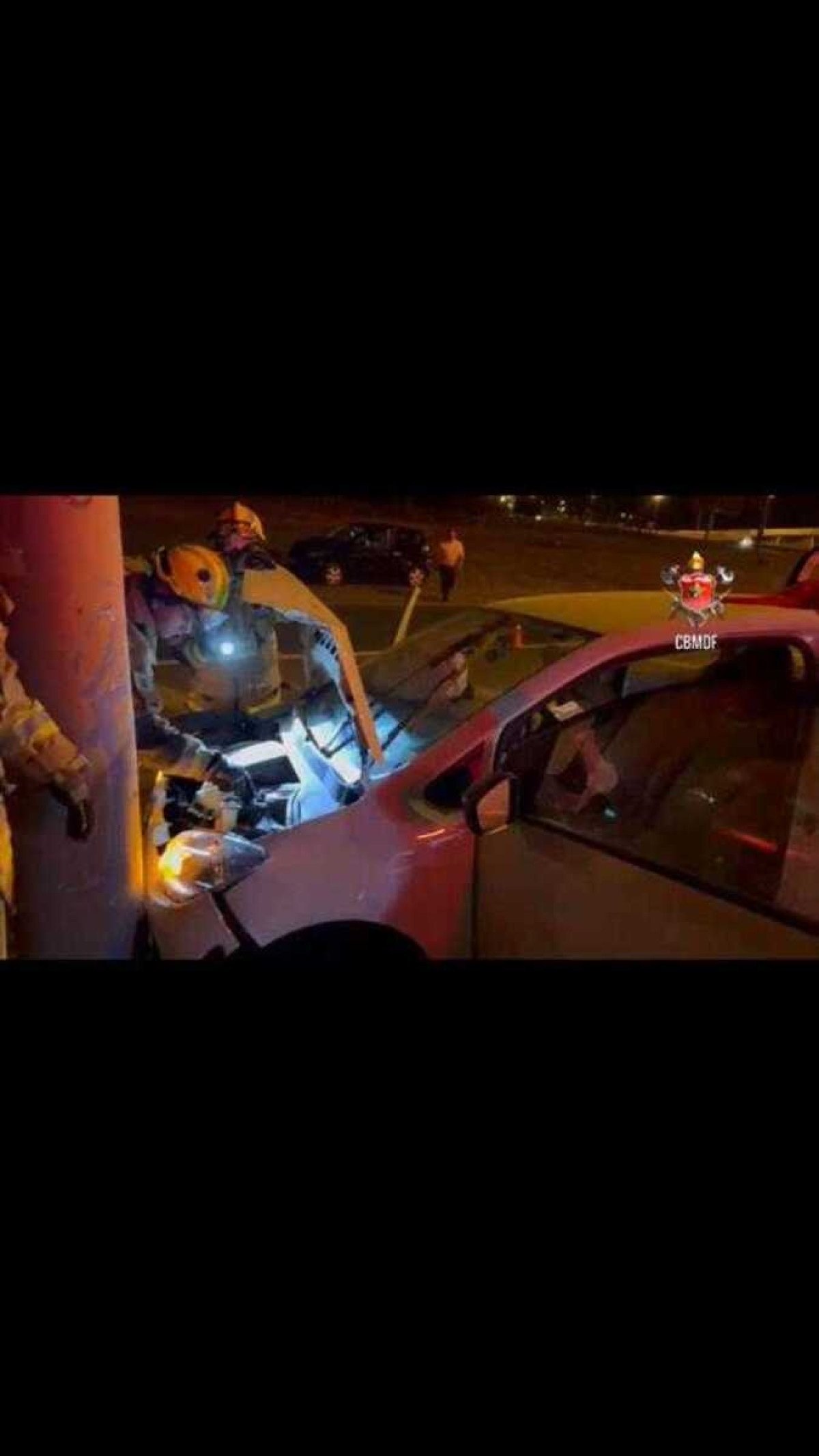 Após carro bater em poste, criança que estava na cadeirinha de segurança sai ilesa 