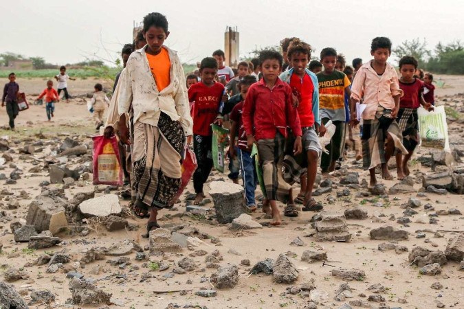 Crianças deixam de estudar para sobreviver à miséria e guerra no Iêmen